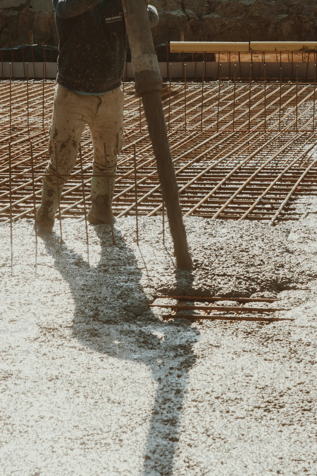 concrete pump hose placing concrete over a Abbotsford rebar mat