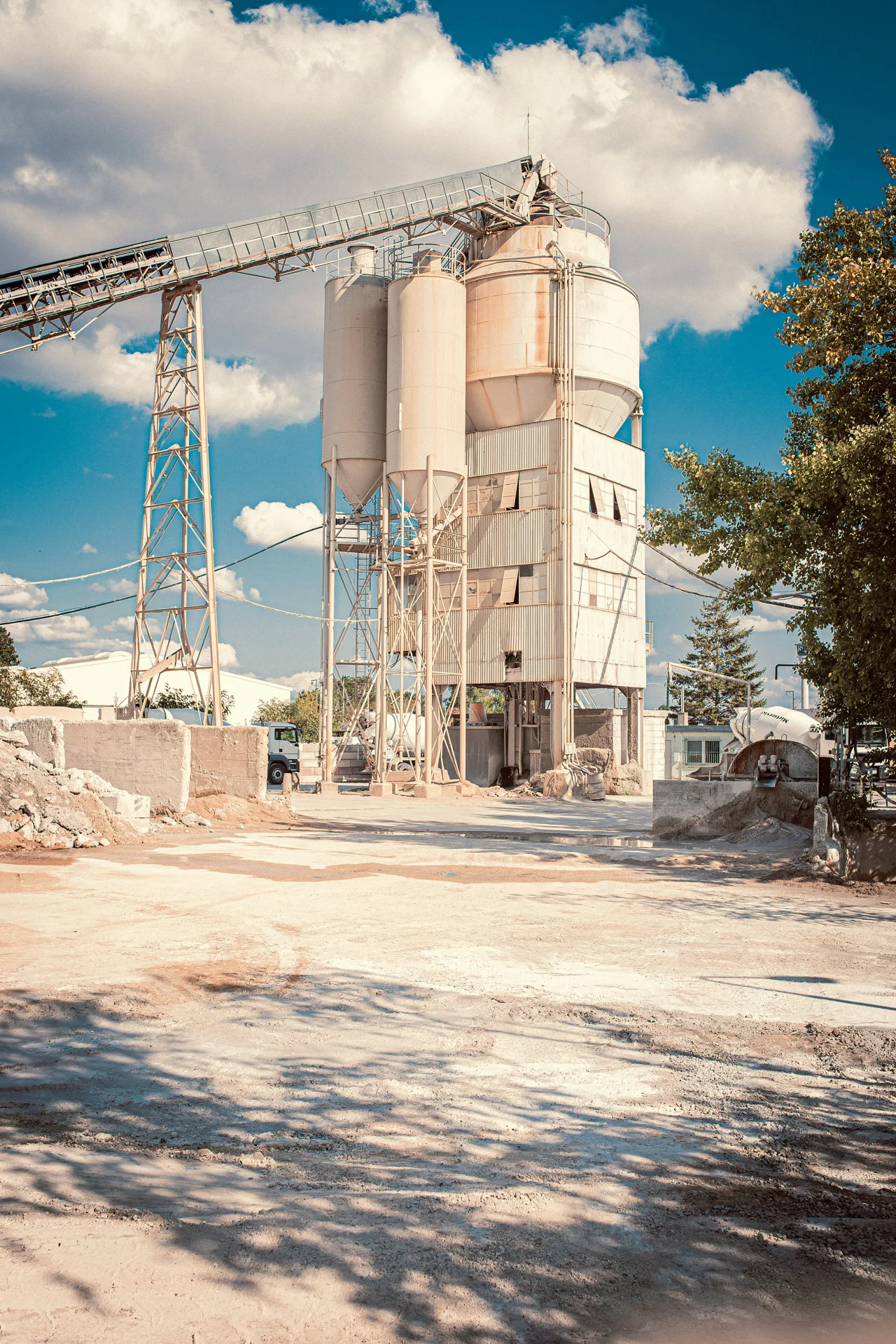 ready-mix batching plant silos serving Abbotsford